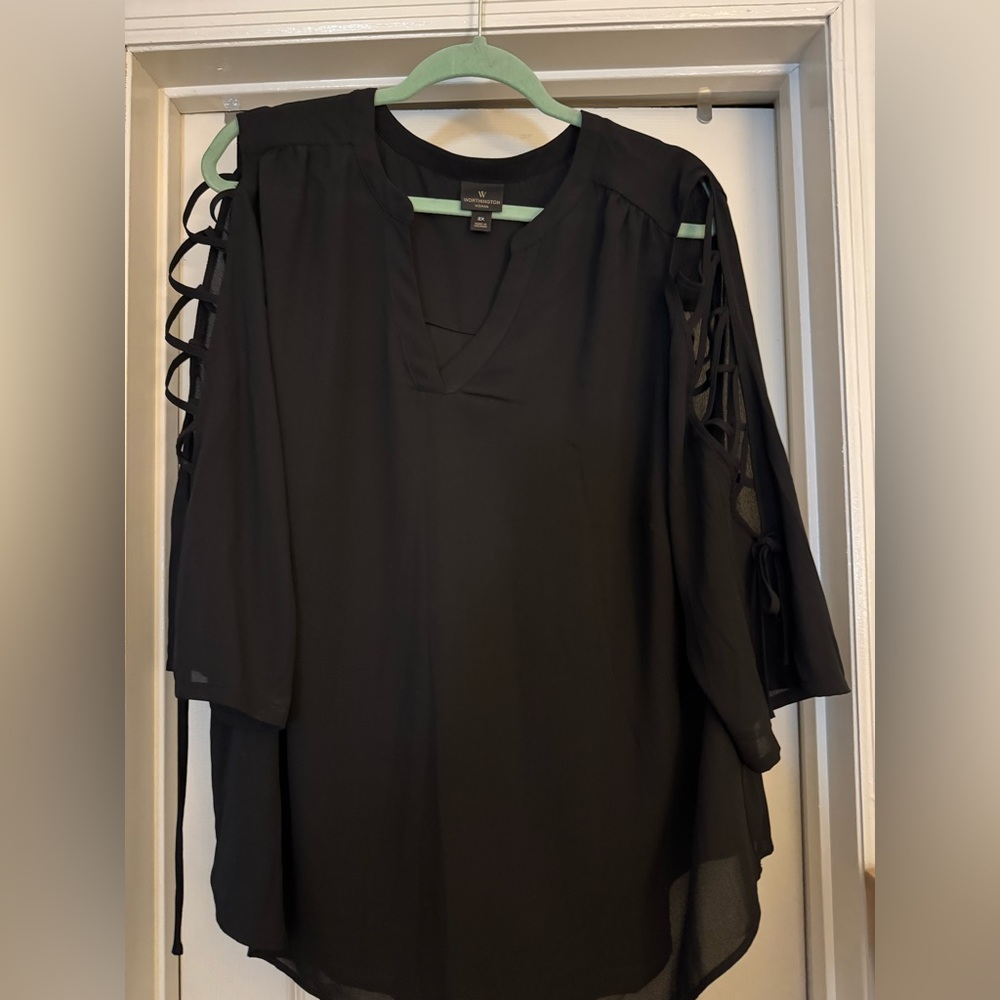 Blouse with criss cross open detail sleeve and tie. Black 2x